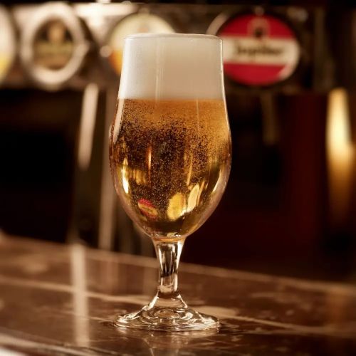 Sfeervolle setting met gevuld Executive bierglas 38 cl.