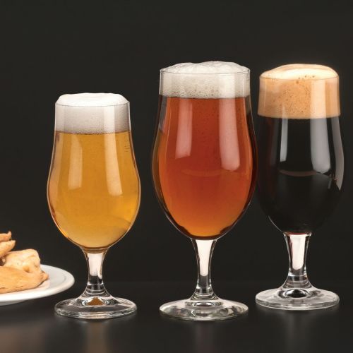 Drie bierglazen van Munich serie, gevuld met goudgeel bier, gepresenteerd in een warme en sfeervolle setting.