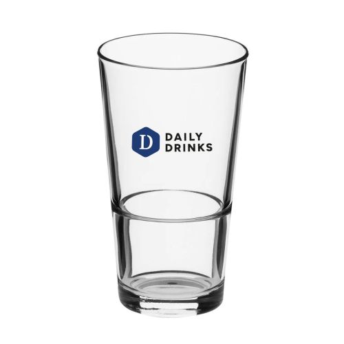 Voorzijde van het bierglas Vaasje Stapel 34 cl. met meerkleurig DailyDrinks-logo bedrukt.