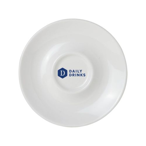 Eénkleurige DailyDrinks-logo-opdruk in het midden op de voorzijde van de porseleinen schotel 14,5 cm.
