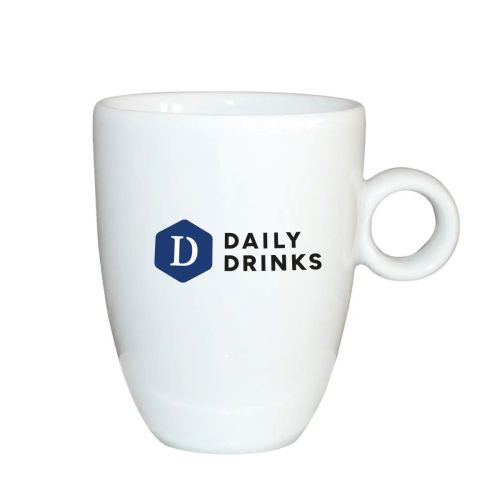 Porseleinen mok Bola 25 cl. met kleurrijk DailyDrinks-logo op de voorkant.