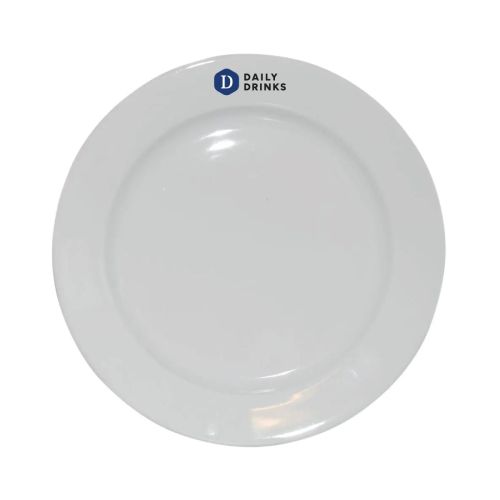 Porseleinen bord 24 cm met brede rand en meerkleurig DailyDrinks-logo op het voorvlak.