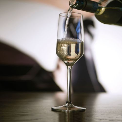 Sfeervolle setting met gevulde Carre champagneflute 22 cl.