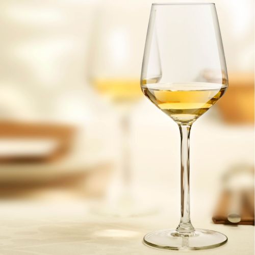 Carre wijnglas 29 cl. met drank en bedrukt logo, geplaatst in een sfeervolle setting.