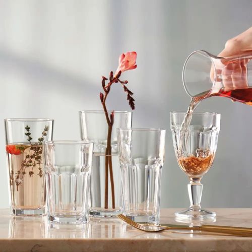 Casablanca Latte Hoog glas 28,5 cl. in gebruikssituatie met drank, vastgelegd in actiebeeld.