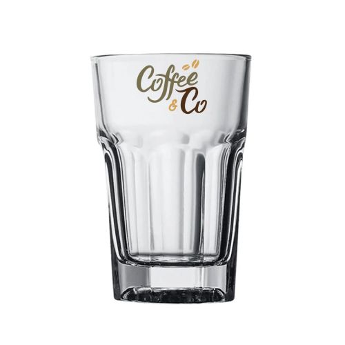 Glas van 35,5 cl. met meerkleurige logo-opdruk van CoffeeCo aan de voorkant zichtbaar.