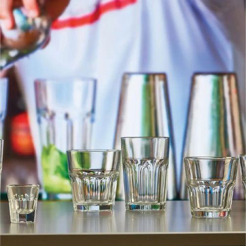 Casablanca Rocks glas 20,8 cl. gevuld en in gebruik, afgebeeld in een toepasselijke omgeving.