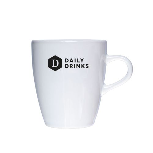 Voorzijde van Cynthia mok 20 cl. bedrukt met enkelkleurig DailyDrinks-logo op wit porselein.