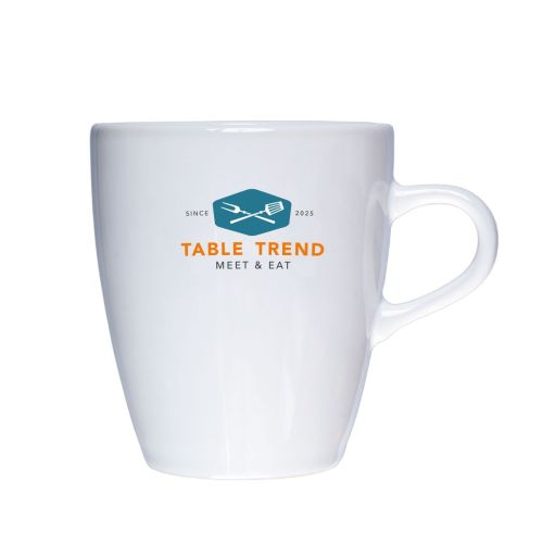 Cynthia mok wit 25 cl. van porselein met meerkleurig TableTrend-logo op de voorkant zichtbaar.