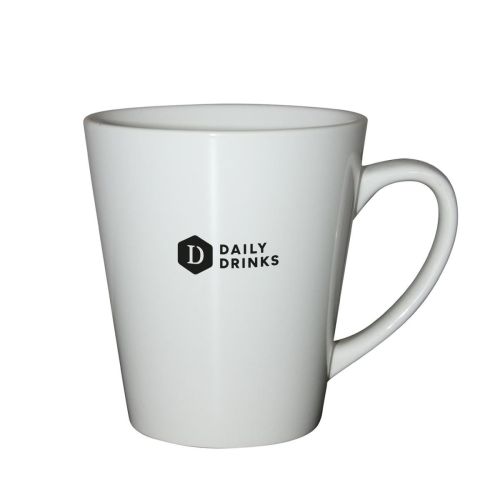 Voorzijde van Delta mok 30 cl. porselein met DailyDrinks logo in meerdere kleuren gedrukt.