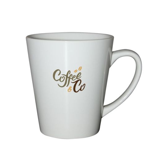 Delta mok 30 cl. porselein vooraanzicht met zwart logo CoffeeCo in één kleur op de voorzijde.