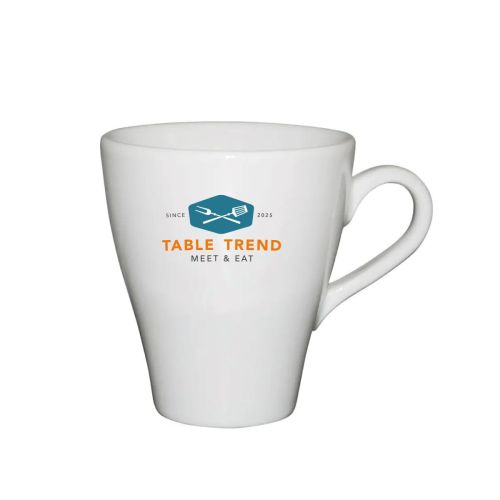 Porseleinen Dom mok 25 cl. voorzien van meerkleurig TableTrend-logo aan de voorkant.
