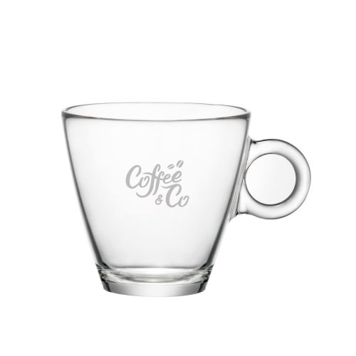 Gravure van CoffeeCo-logo op voorzijde van Easy Bar cappuccino kop 23 cl. zichtbaar in helder glas.