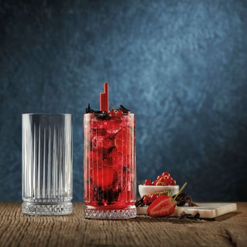 Gevuld Elysia Longdrink glas 44,5 cl. in een sfeervolle setting.