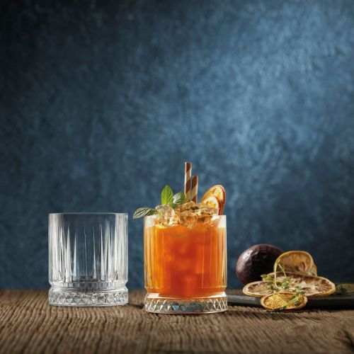 Whiskyglas 35,5 cl. met inhoud in sfeervolle setting op een tafel gepresenteerd.