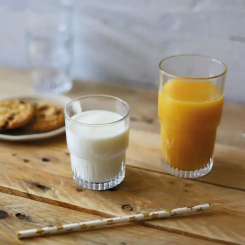 Gevuld Empilable Tumbler 16 cl glas in sfeervolle setting op tafel.