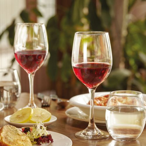 Wijnglas Esprit 53 cl. met drank in een sfeervolle interieursetting.