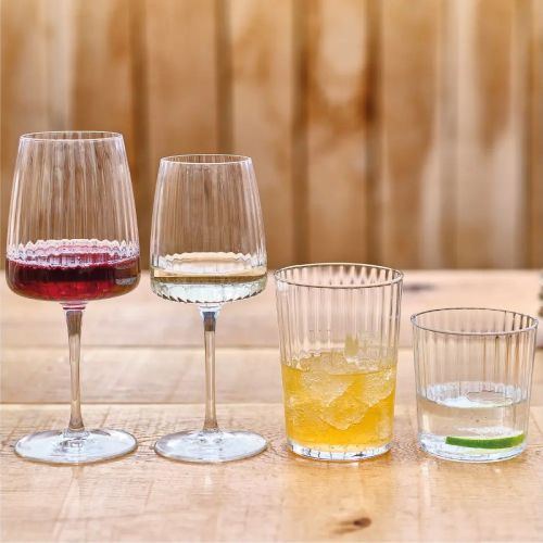 Gevuld Exclusiva Wijnglas 37,4 cl. sfeervol gepresenteerd in een interieursetting.