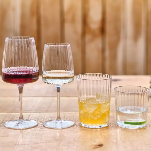 Gevuld Exclusiva Wijnglas 53,5 cl. sfeervol gepresenteerd in een interieursetting.