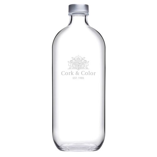 Gegraveerd CorkColor-logo op de voorkant van de glazen Iconic fles 1,1 liter met zilveren dop.