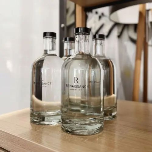 Gevulde Fles Oslo 0,7 liter met bedrukt logo in een ingerichte sfeerruimte geplaatst.