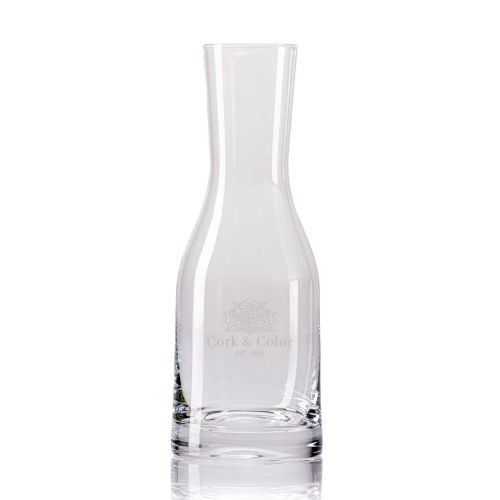 Voorzijde van de karaf Le Marc met gegraveerd CorkColor-logo subtiel zichtbaar op het glasoppervlak.