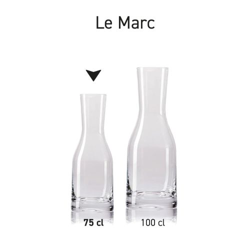 Meerdere karaffen Le Marc naast elkaar als serie getoond met gelijke vorm en volume.