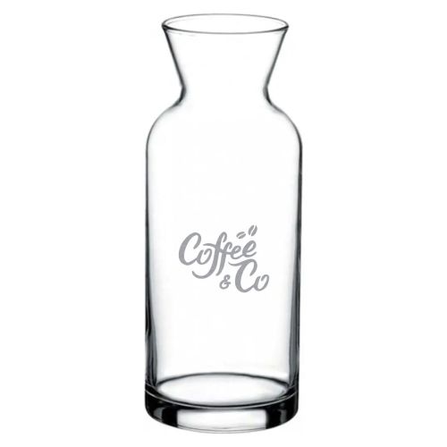 Gravure van CoffeeCo-logo op transparante glazen karaf Village 1,00 liter aan de voorkant.