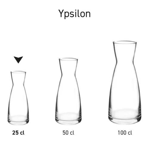 Serie Ypsilon karaffen in glas naast elkaar gepresenteerd als uniforme reeks.