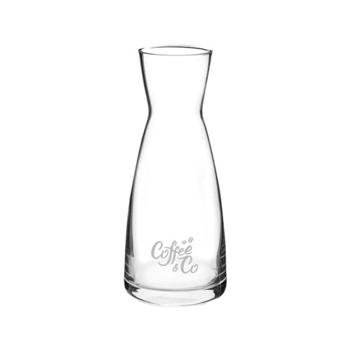 Gravure van CoffeeCo-logo op Karaf Ypsilon 0,50 liter, subtiel aangebracht op de voorzijde van het glas.