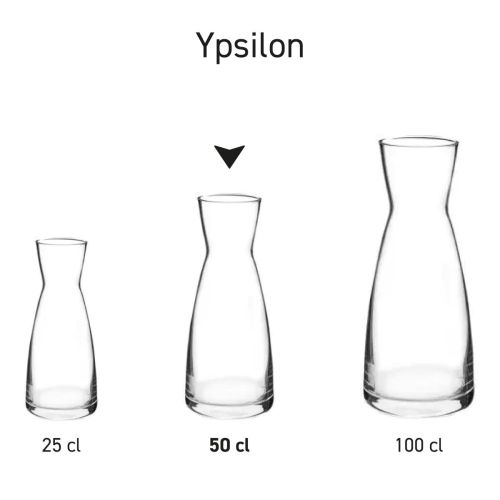 Reeks glazen Ypsilon karaffen naast elkaar als onderdeel van een uniforme productserie.