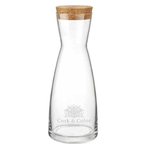 Gravure van het CorkColor-logo op het vooraanzicht van karaf Ypsilon 1 liter met kurk.