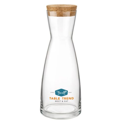 Ypsilon karaf 1 liter met meerkleurig bedrukt TableTrend-logo op de voorzijde van het glas.