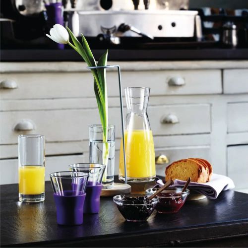 Sfeerbeeld van gevulde karaf Ypsilon 1 liter, geplaatst in een interieursetting.