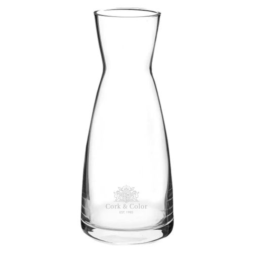 Gegraveerd CorkColor-logo op voorzijde van glazen Karaf Ypsilon van 1 liter, strakke afwerking.