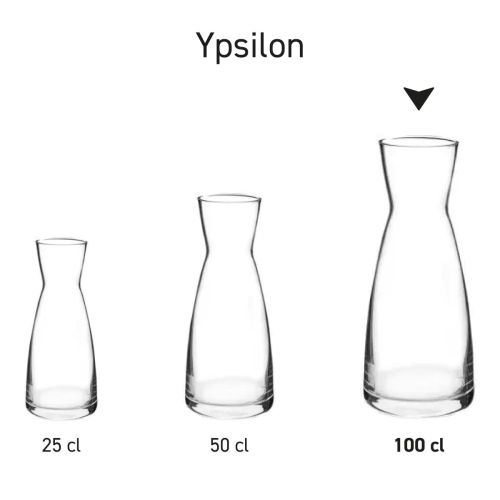 Meerdere glazen karaffen Ypsilon naast elkaar als productserie weergegeven.
