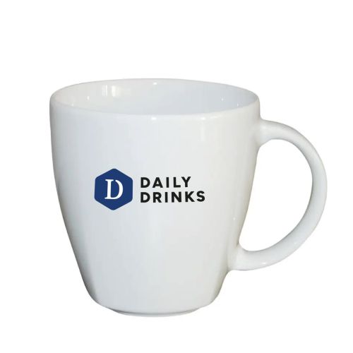 Kirsten mok wit 30 cl met meerkleurig bedrukt DailyDrinks-logo op de voorzijde.