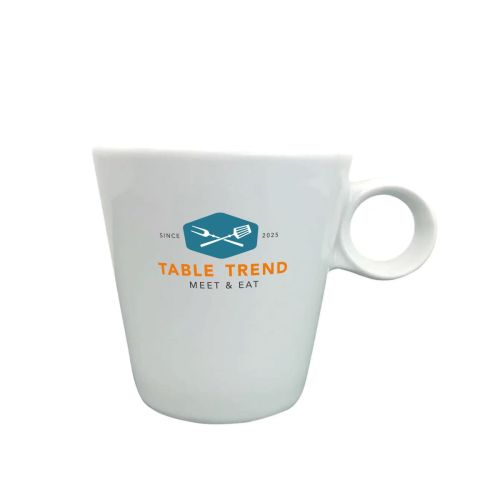 Voorzijde van de Lukas cappuccinokop wit 19.5 cl met meerkleurig TableTrend-logo op het porselein.