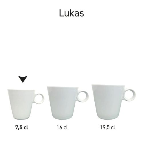 Serie identieke witte espresso kopjes van dezelfde serie met verschillende afmetingen netjes opgesteld voor visuele productpresentatie.