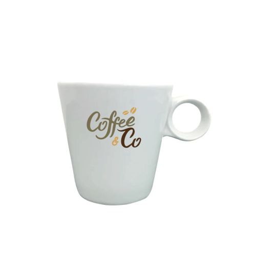 Voorzijde van de koffiekop met meerkleurig logo van CoffeeCo, gedrukt op het witte glas.