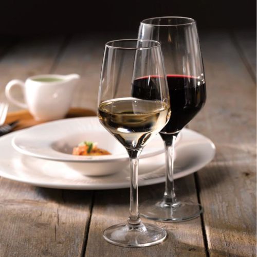 Mencia 44 cl. wijnglas gevuld met wijn, weergegeven in gebruikssituatie.