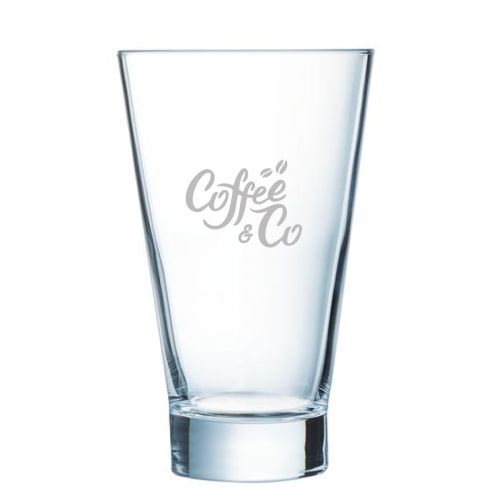 Voorzijde van het Shetland 42 cl. glas met gegraveerd CoffeeCo-logo subtiel zichtbaar.