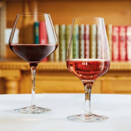 Sublym Multi Use glas 35 cl met drankvulling gepresenteerd in een sfeervolle setting.