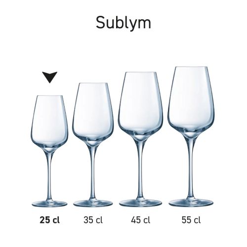 Sublym wijnglazen gepresenteerd in een serieopstelling met identieke glasvorm.