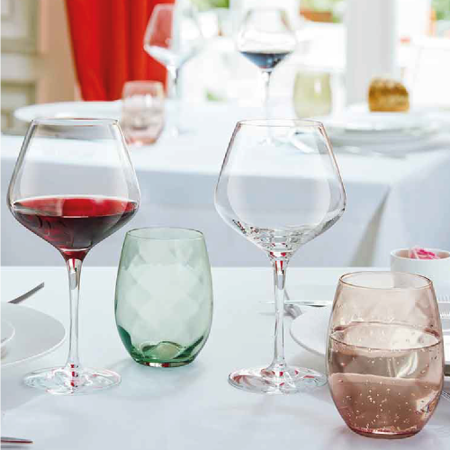 Sublym wijnglas 45 cl met wijnvulling en zichtbaar logo, sfeervol gepresenteerd in een interieursetting.