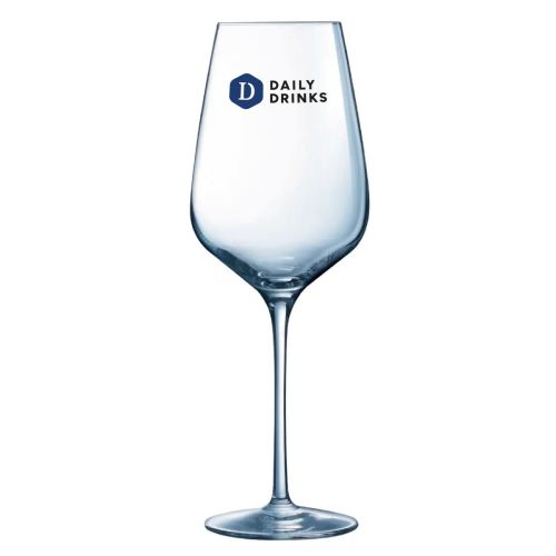 Sublym wijnglas 55 cl. bedrukt met meerkleurig DailyDrinks-logo op de voorzijde van het glas.