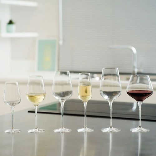 Sublym wijnglas 55 cl. met inhoud en bedrukt logo, sfeervol gepresenteerd in een gebruiksomgeving.