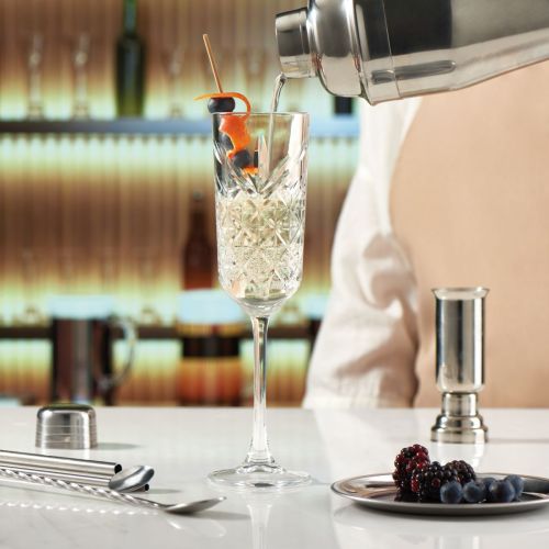 Gevulde Timeless champagneflute 17,5 cl. tijdens gebruiksmoment in een sfeervolle omgeving, geschikt voor feestelijke dranken.