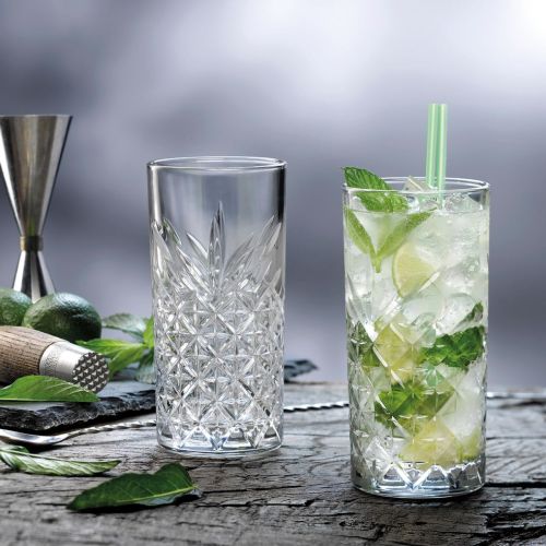 Timeless Longdrink glas 45 cl. met vulling, geplaatst in een sfeervolle setting.