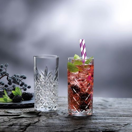 Timeless Rakiglas 18 cl. glas gevuld en geplaatst in een sfeervolle setting.